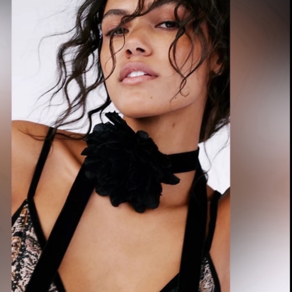 Free People Melody velvet black Rosette choker NWT